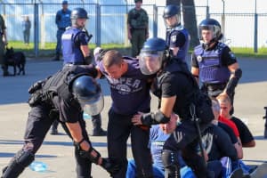 Суд пояснив, які дії громадян вважаються опором поліції