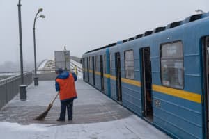 Снегопад и морозы в Киеве: к уборке входов метро привлекли почти 500 работников
