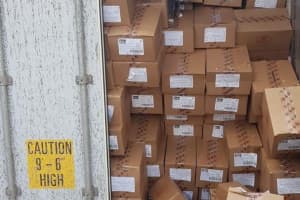 Завдала збитків на десятки тисяч доларів: як кішка три тижні подорожувала в контейнері з цукерками