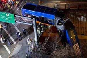 В Нью-Йорке с эстакады вылетел автобус: есть пострадавшие