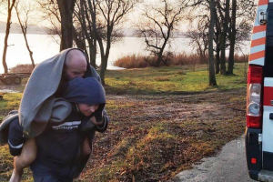 На Запоріжжі рибалка провалився під кригу – його врятували працівники ДСНС
