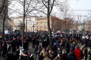 В Вене почти 10 тысяч человек вышли на протест из-за карантинных ограничений