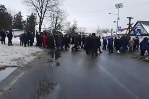 На Миколаївщині мешканці перекривали трасу з вимогою відновити пільговий тариф на електроенергію