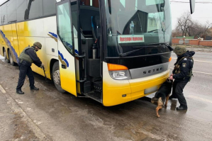 В "Нацкорпусе" заявили, что блокировали под Харьковом автобус "ОПЗЖ" с "титушками"