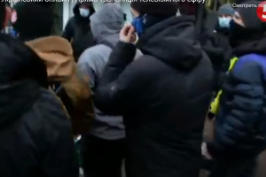 Столкновения под зданием телеканала "НАШ": двух правоохранителей отстранили