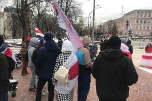 Акція до Дня солідарності з Білоруссю: учасники запалили піротехніку та принесли величезний прапор