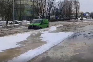 Вулиці перекрили: у Києві прорвало трубу з холодною водою – яка там нині ситуація