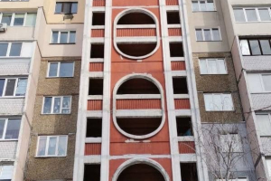 У Києві 15-річна дівчина випала з балкона багатоповерхівки