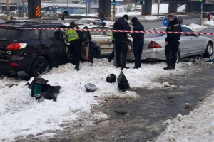 У Києві водій автомобіля Mercedes тікав від патрульних та збив двох пішоходів (оновлено)