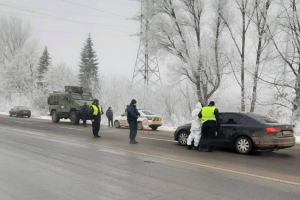 Через стрімке поширення COVID-19 на Івано-Франківщині встановили 16 блокпостів 