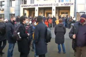 В Одессе возле Приморского суда собралась почти сотня человек в поддержку Сергея Стерненко: чего ждут от заседания
