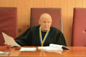 Біля воріт свого будинку встановив бюсти Леніна і Сталіна: що відомо про суддю, який виніс вироку Стерненку 