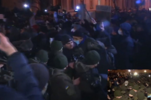 З правоохоронців зривають бронежилети: під Офісом президента почалися сутички 