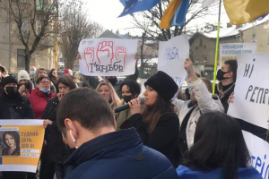 Под Галицким судом во Львове прошла акция в поддержку Софии Федины и Маруси Зверобой-Беленькой 