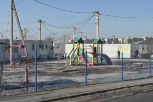 Гнила підлога і постійна сирість: як у модульному містечку живуть переселенці – сюжет