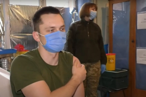 Як у зоні ООС проходить вакцинація армійців – сюжет