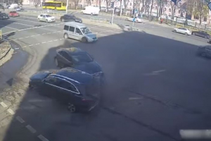 Двигался вопреки разметке и дорожным знакам: в Киеве водитель Mercedes 