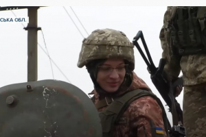 Бронежилет, автомат і каска: як українські жінки тримають оборону на Донбасі
