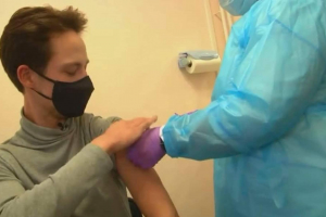 Щеплення від коронавірусу: що відомо про Covishield та чи готові українці вакцинуватися