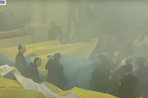 Найжорстокіша бійка та димові шашки у ВР: що нині говорять депутати та експерти про голосування за Харківські угоди