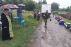 В інтернеті з'явилося відео поховання бойовиків у Слов'янську вздовж дороги