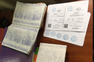 У Києві викрили групу чоловіків, які продавали фальшиві довідки про відсутність COVID-19
