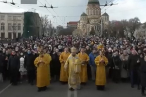 У розпал пандемії Московський патріархат вивів вірян на вулиці Харкова