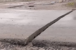 Вода затоплює подвір'я: на Черкащині чоловік випиляв канаву в асфальті, який нещодавно поклали – подробиці конфлікту