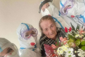 Доглядали гуртом: у Чернівцях від COVID-19 вилікували 100-річну бабусю