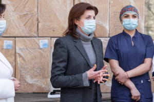 Марина Порошенко привезла 18 кислородных концентраторов в две больницы Киева