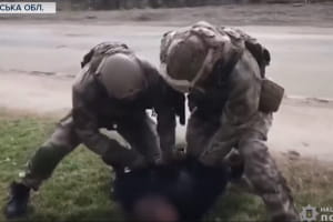 Били і вимагали в людей борги, яких не існує: на Закарпатті поліція затримала злочинне угрупування