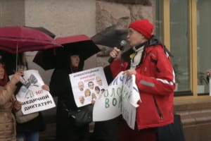 Називають пандемію змовою та вимагають відставки Кличка: приблизно 30 людей вийшли на акцію до КМДА