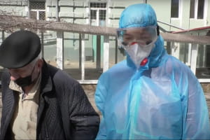Переповнені лікарні, брак кисню і черги зі "швидких": яка ситуація з COVID-19 в Одесі та Дніпрі