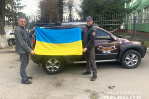 У Луцьку молода пара напідпитку зірвала державний прапор з будівлі департаменту міськради