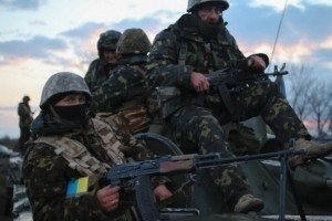 Терористи на Сході мінують дороги та вбили одного українського солдата