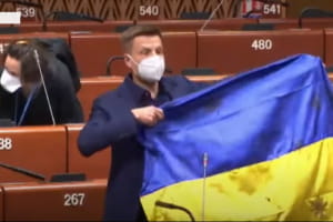 Скандал у ПАРЄ: Гончаренку не дозволили демонструвати український прапор з фронту
