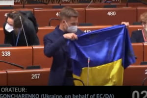 Скандал у ПАРЄ: чому Гончаренку заборонили демонструвати український прапор із зони ООС
