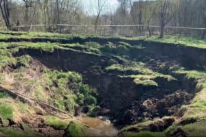 Во Львовской области образовался огромный карстовый провал грунта – включение с места