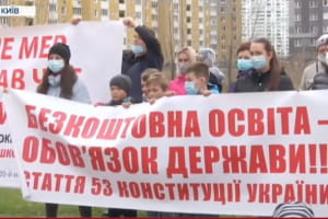 Автостоянка вместо школы: на столичной Троещине местные устроили протест – что решила власть