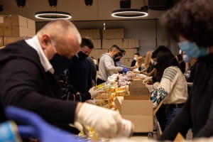 Фонд Порошенко передаст 5 тысяч пасхальных продуктовых наборов для малообеспеченных украинцев