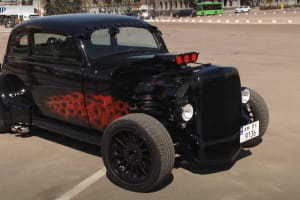 Друге життя "Москвича": як житомирянин перетворив ретромобіль на сучасного чотириколісного монстра