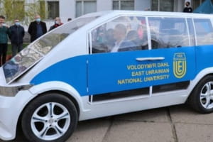 Має електродвигун і сонячні батареї – на Луганщині презентували макет електромобіля