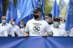 Привозили на автобусах из разных областей: молодежка ОПЗЖ устроила марш в честь 9 Мая