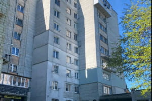 У Львові з 8 поверху багатоповерхівки випала дитина