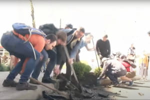 Із ломами та лопатами в Києві активісти відновлювали велодоріжку, яку забудовник загарбав для парковки