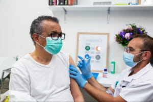 Глава ВОЗ получил прививку от COVID-19 и призвал всех вакцинироваться