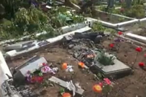 Проехался танк: в оккупированной Луганской области российские наемники полностью разбили кладбище
