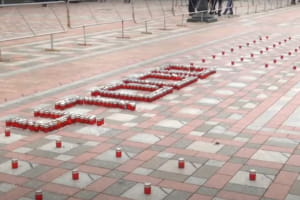 470 свечей и черных лент: как под ВР прошла акция за отставку Степанова