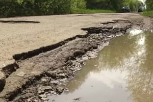Яма на яме: во Львовской области 13 км дороги в ужасном состоянии – когда жителям ждать ремонта
