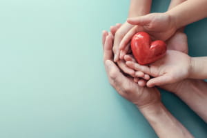 Чи має бути благодійність анонімною і як допомогу 